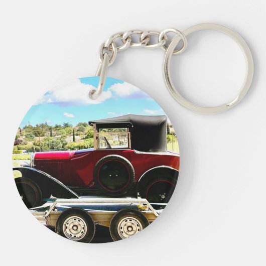 Altes Citroen Auto auf einem Anhänger in Frankreic Schlüsselanhänger (Rückseite)