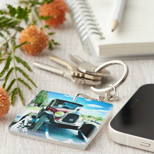 Altes Citroen Auto auf einem Anhänger in Frankreic Schlüsselanhänger (Vorderseite rechts)