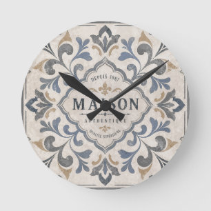 Altes dekoratives Fliesendesign mit Typografie Runde Wanduhr