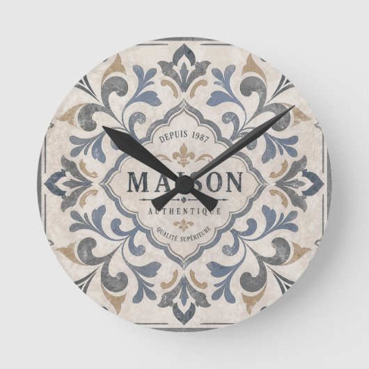 Altes dekoratives Fliesendesign mit Typografie Runde Wanduhr (Vorderseite)