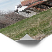 Altes, entlassenes Haus im Land Poster (Ecke)