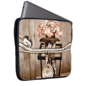 Altes Fahrrad und Blume verschwinden im Hintergrun Laptopschutzhülle (Vorne Rechts)
