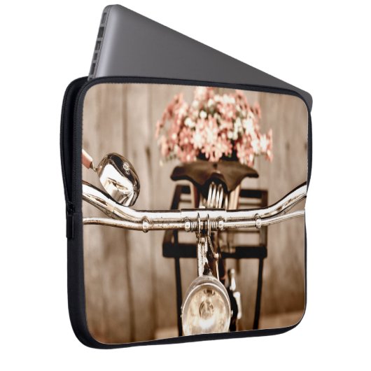 Altes Fahrrad und Blume verschwinden im Hintergrun Laptopschutzhülle (Vorne Rechts)