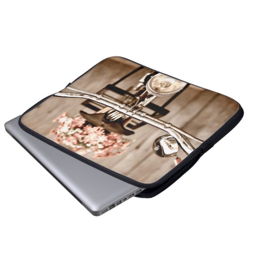 Altes Fahrrad und Blume verschwinden im Hintergrun Laptopschutzhülle (Vorne Knopf)