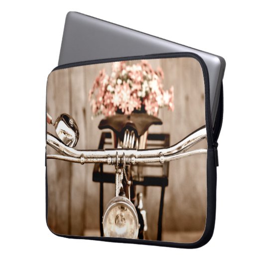 Altes Fahrrad und Blume verschwinden im Hintergrun Laptopschutzhülle (Vorderseite Links)
