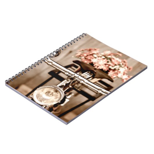 Altes Fahrrad und Blume verschwinden im Hintergrun Notizblock (Linke Seite)