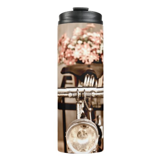 Altes Fahrrad und Blume verschwinden im Hintergrun Thermosbecher (Vorderseite)