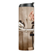 Altes Fahrrad und Blume verschwinden im Hintergrun Thermosbecher (Nach links gedreht)