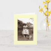 altes Foto niedlich eineiige Zwillingsmädchen mit Karte (Gelbe Blume)