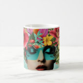Altes Frauenporträt mit Blumen Kaffeetasse (Mittel)