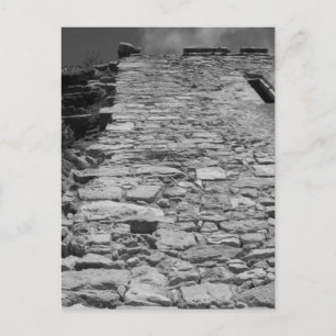 Altes Gebäude. Hohe Steinmauer. Postkarte