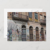 Altes Gebäude mit Balkon Graffiti & Doors Postkarte (Vorne/Hinten)
