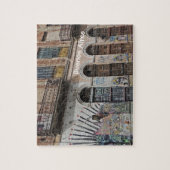 Altes Gebäude mit Balkon-Graffiti u. Türen Puzzle (Vertikal)