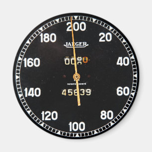 Altes Geschwindigkeitsmessermessgerät von einem Magnet