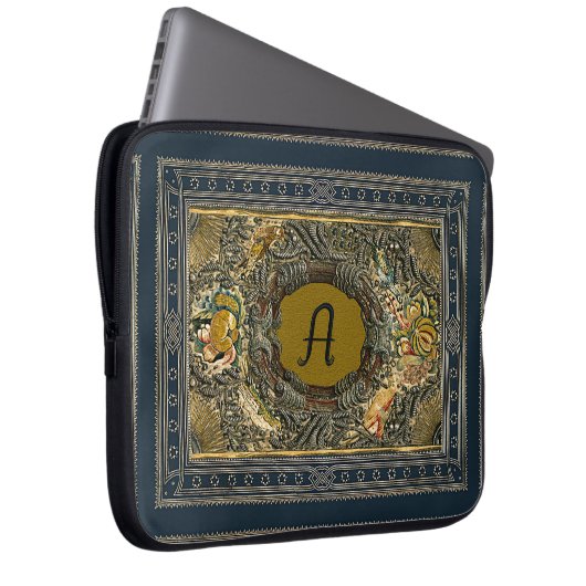 Altes gesticktes Bucheinband-Monogramm Laptopschutzhülle (Vorne Rechts)