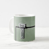 altes grünes Metall mit Scharnieren Kaffeetasse (Vorderseite Links)
