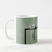 altes grünes Metall mit Scharnieren Kaffeetasse (Links)