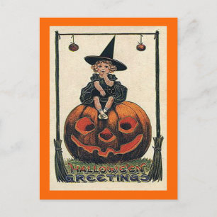 Altes Halloween-Mädchen auf dem Kürbis Postkarte