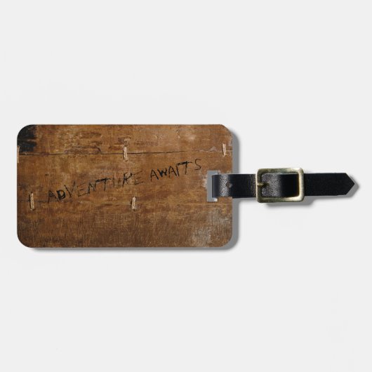 Altes Holz mit (anpassbarem) gekratztem Text Gepäckanhänger (Vorderseite horizontal)