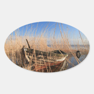 Altes Holzboot in Schilf Ovaler Aufkleber