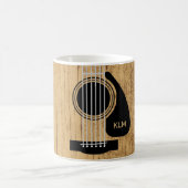 Altes hölzernes Akustikgitarrenmonogramm Kaffeetasse (Mittel)