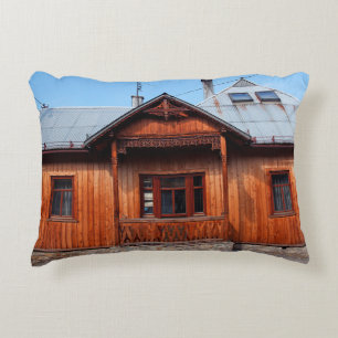 Altes Holzhaus traditionelle Unterkunft, antiken Dekokissen