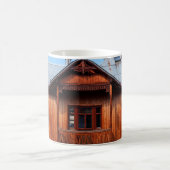 Altes Holzhaus traditionelle Unterkunft, antiken Kaffeetasse (Mittel)