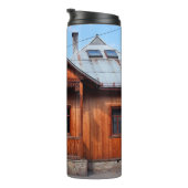 Altes Holzhaus traditionelle Unterkunft, antiken Thermosbecher (Nach rechts gedreht)