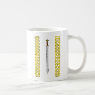 Altes keltisches Schwert und Knüpfarbeit Kaffeetasse