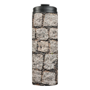 Altes Kopfsteinmuster auf der Straßeabstract,anc Thermosbecher