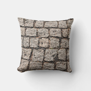 Altes Kopfsteinpflastermuster auf der Straßeabstra Kissen