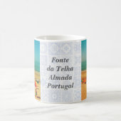 Altes Paar unter Sonnenschirm in Fonte da Telha. Kaffeetasse (Mittel)