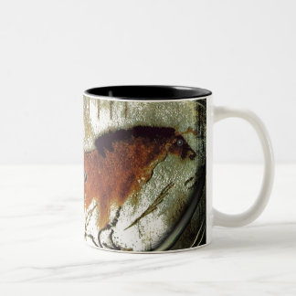 Altes Pferd durch Gregory Gallo Zweifarbige Tasse