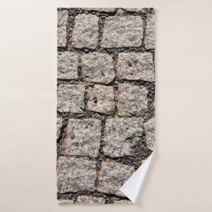 Altes Pflastersteingebäude an der Straße, anc Badehandtuch