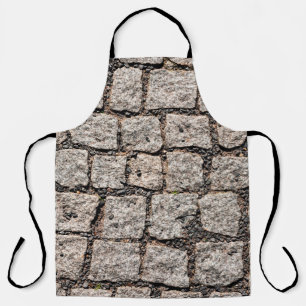 Altes Pflastersteingebäude an der Straße, anc Schürze