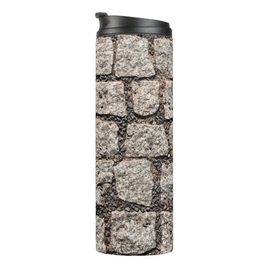 Altes Pflastersteingebäude an der Straße, anc Thermosbecher (Nach rechts gedreht)