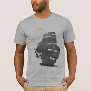Altes Piratenschiff im Nebel T-Shirt