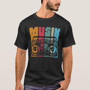 Altes Radio und mobiles Stereo-System mit Backprin T-Shirt