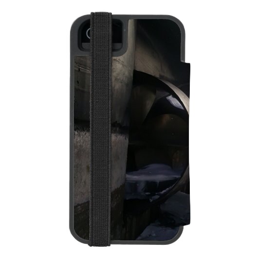 Altes rostes U-Boot Incipio iPhone Geldbeutel-Hülle (Folio Rückseite)