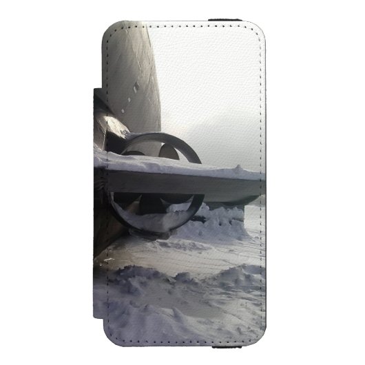 Altes rostes U-Boot Incipio iPhone Geldbeutel-Hülle (Folio Vorderseite)