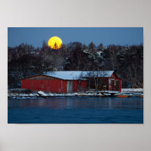 Altes rotes Holzbootshaus mit Vollmondposter