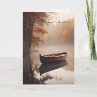 Altes Ruderboot auf Herbstsee