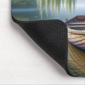 Altes Ruderboot getickt unter einem wilden Baum Mousepad (Ecke)