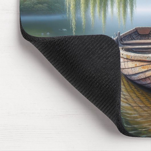 Altes Ruderboot getickt unter einem wilden Baum Mousepad (Ecke)