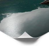 Altes Ruderboot mit Bergreflektion Foto (Ecke)