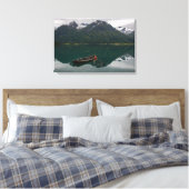 Altes Ruderboot mit Bergreflektion Leinwanddruck (Insitu (Schlafzimmer))