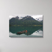 Altes Ruderboot mit Bergreflektion Leinwanddruck (Vorderseite)