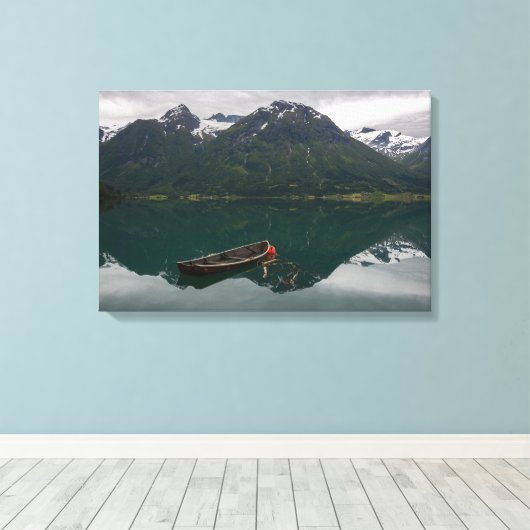 Altes Ruderboot mit Bergreflektion Leinwanddruck (Insitu (Holzboden))