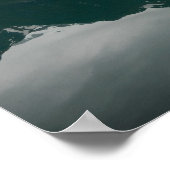Altes Ruderboot mit Bergreflektion Poster (Ecke)