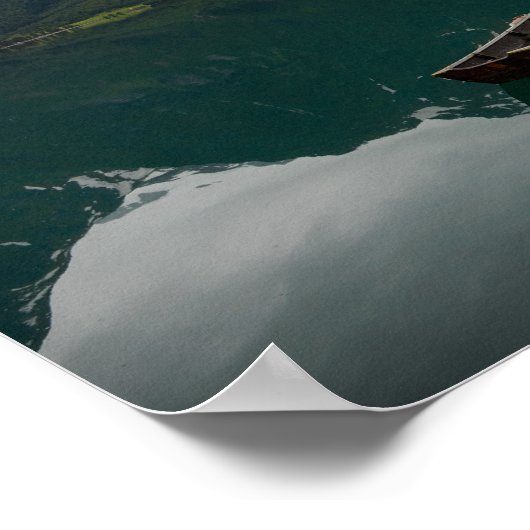 Altes Ruderboot mit Bergreflektion Poster (Ecke)